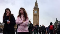 epa11858232 People walk over Westminster Bridge in London, Britain, 28 January 2025. The UK's population is set to reach 72.5 million by 2032, according to the Office for National Statistics (ONS). EPA/ANDY RAIN