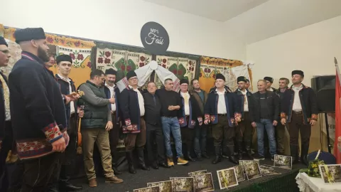 NOVI PERKOVCI - U odličnoj atmosferi, kakvu samo može donijeti slavonska tradicijska pjesma i tambura&scaron;ka glazba, u prepunom mjesnom domu u Novim Perrkovcima proteklog vikenda Mu&scaron;ka pjevačka skupina "Fa&scaron;i" KUD-a Perkovčani predstavila je svoj prvi CD, a čiji je naziv "Napit ću se, dado stari"veljača 2025.