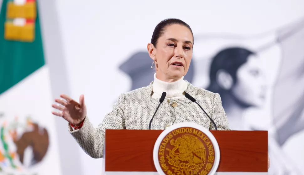 epa11863876 Mexican President Claudia Sheinbaum participates during a morning press conference at the National Palace in Mexico City, Mexico, 30 January 2025. Sheinbaum expressed solidarity with the families of the 67 people who died in the plane crash in Washington, due to the collision of a Black Hawk military helicopter and an American Eagle commercial plane. EPA/SASHENKA GUTIERREZ