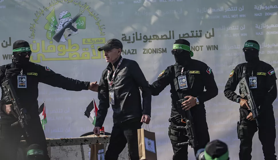 epa11867512 Israeli hostage Keith Siegel being delivered to representatives of the International Committee of the Red Cross (ICRC) by fighters of the Ezz al-Din Al-Qassam brigades, the military wing of Hamas, at Gaza port in Gaza City, 01 February 2025. Three Israeli hostages, Keith Siegel, Ofer Calderon and Yarden Bibas were transferred from Hamas to the Red Cross, as part of the Israeli-Hamas hostage release and cease-fire deal. EPA/MOHAMMED SABER