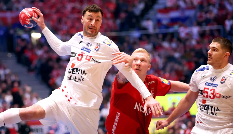 Oslo, 02.02.2025 - Finale Svjetskog rukometnog prvenstva, Hrvatska - Danska. Na slici Domagoj Duvnjak, Magnus Saugstrup Jensen, Marin &Scaron;ipić.foto HINA/ Damir SENČAR/ ds