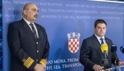 Zagreb, 3.2.2025 - Potpredsjednik Vlade i ministar mora, prometa i infrastrukture Oleg Butković (D) i ravnatelj Uprave sigurnosti plovidbe kap. Siniša Orlić (L) dali su izjavu za medije u povodu objave izvješća o provedenim izvidima pomorskih prekršaja vezano uz nesreću broda "Lastovo" u kojoj su 11. kolovoza pri padu rampe poginule tri osobe a jedna je teško ozlijeđena. Izvješće je objavljeno u devet sati na internetskim stranicama Ministarstva. Objavu završnog izvješća na svojim mrežnim stranicama za ponedjeljak je najavila i Agencija za istraživanje nesreća u zračnom, pomorskom i željezničkom prometu koja je provodila neovisnu sigurnosnu istragu s ciljem utvrđivanja uzroka nesreće i izdavanja sigurnosnih prepreka.Foto Hina/ Dario GRZELJ/ dag