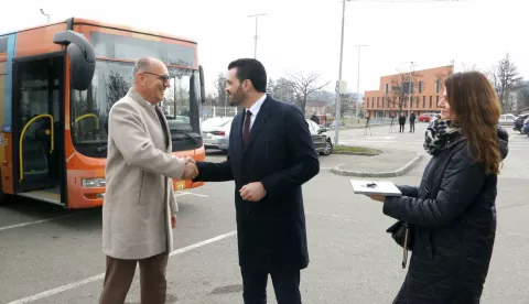 Zamjenik gradonačelnika Grada Osijeka Dragan Vulin predao je u ponedjeljak u Tuzli ključeve dvaju GPP-ovih autobusa gradonačelniku ovog Osijeku prijateljskog grada Zijadu Lugaviću.