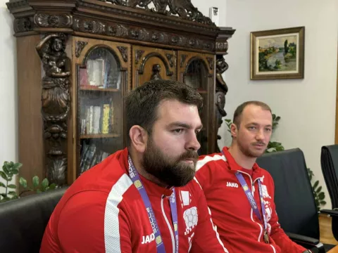 VINKOVCI - Hrvatska socca reprezentacija, u kojoj igraju i dvojica Vinkovčana - Josip Haluška, kapetan ekipe, i Dominik Jelinić, prvi vratar - na nedavnom Svjetskom prvenstvu u Omanu osvojila je brončanu medalju. U povodu toga dvojicu reprezentativaca primio je zamjenik gradonačelnika Josip Romić. Socca je moderna i dinamična inačica malog nogometa koja doživljava velik rast popularnosti diljem svijeta. Kombinira najbolje elemente tradicionalnog nogometa s brzim tempom i tehničkim vještinama karakterističnim za mali nogomet. VELJAČA 2025.