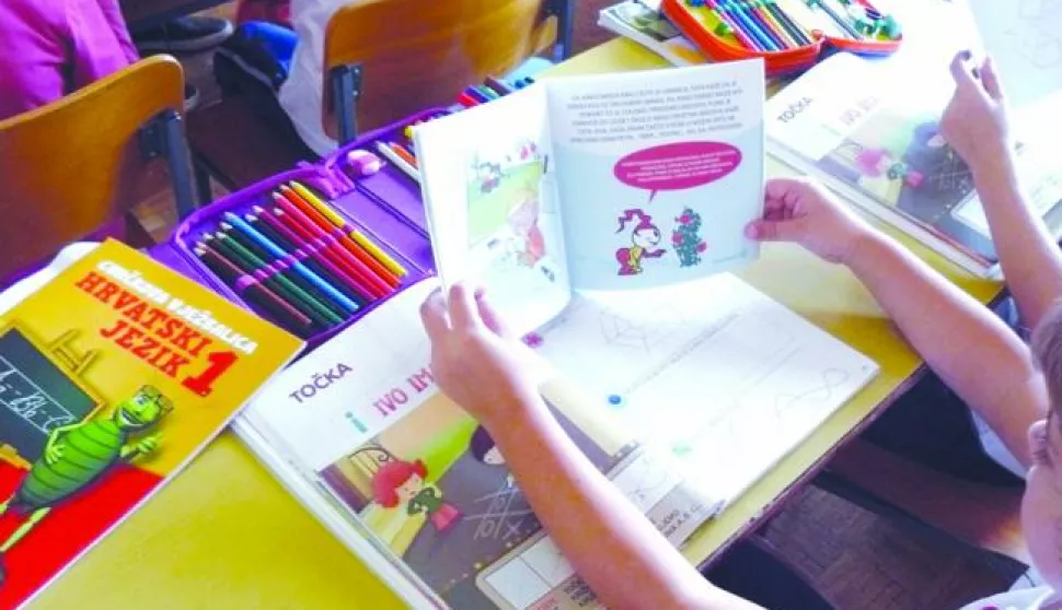 ?SLATINA - Ovih dana počela je podjela slikovnice Osjećam se zeleno autora Davora unka, listopad 2015.------2xcolor osijek