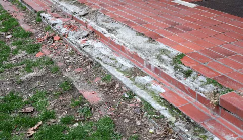 Osijek, 03. 02. 2025., Gornjodravska obala 80, uništena pješačka staza, pješačka staza, keramičke pločice, pločice, razbijeno, uništenoSNIMIO BRUNO JOBST