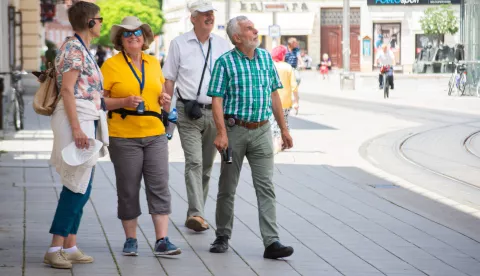 OSIJEK- 12.07.2022., Turisti sa njemačkog govornog područja u posjeti našem gradu, turistička destinacija, turizam, razvoj turizma, slobodnjak, ilustracija.Foto: Andrea Ilakovac