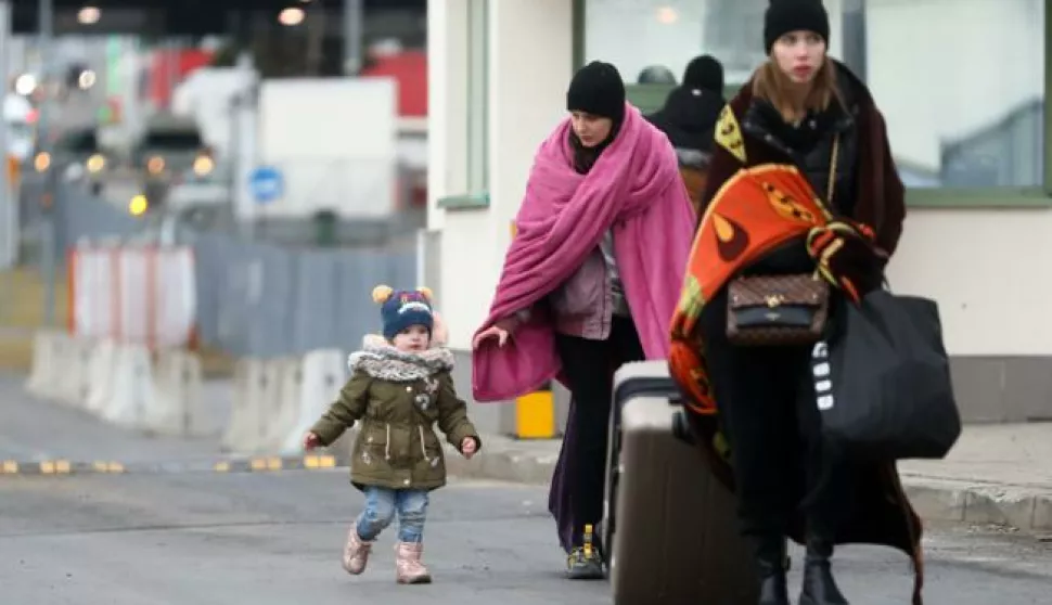 27.02.2022., Medyka, Poljska - U vecernjim satima takodjer je veliki broj izbjeglica na Ukrajinsko-Poljskoj granici. Konstantno dolaze nove izbjeglice, uglavnom zene i djeca. Sa Poljske strane docekuju ih porodice. Photo: Armin Durgut/PIXSELL