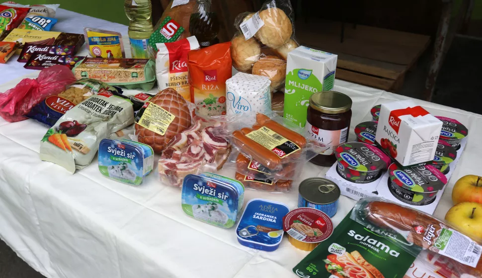 Osijek, 07. 04. 2022, Strossmayerova 68, Rijeka ljubavi, podjela paketa zivota.snimio GOJKO MITIĆ