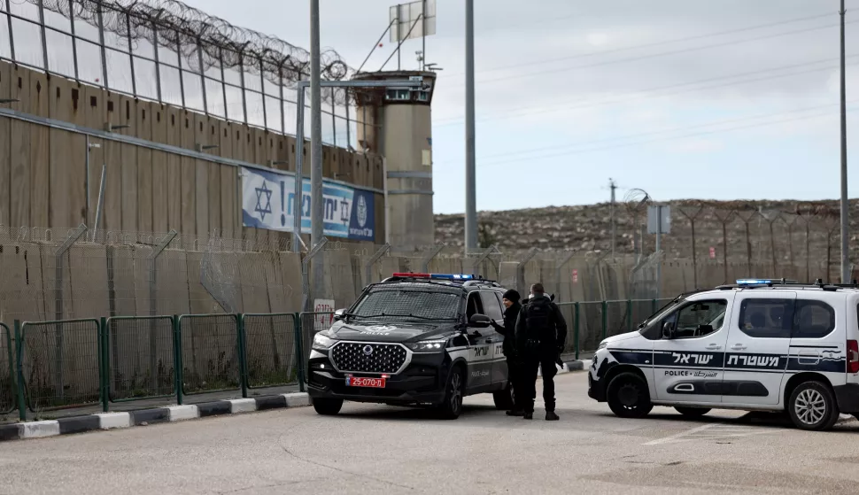 epa11881920 Israeli security at the West Bank military prison of Ofer, north of Jerusalem, 08 February 2025. Israel is expected to release Palestinian prisoners following the release of three Israeli hostages, Eli Sharabi, Ohad Ben Ami and Or Levy, as part of the ongoing Israeli-Hamas hostage release and ceasefire deal. EPA/ATEF SAFADI