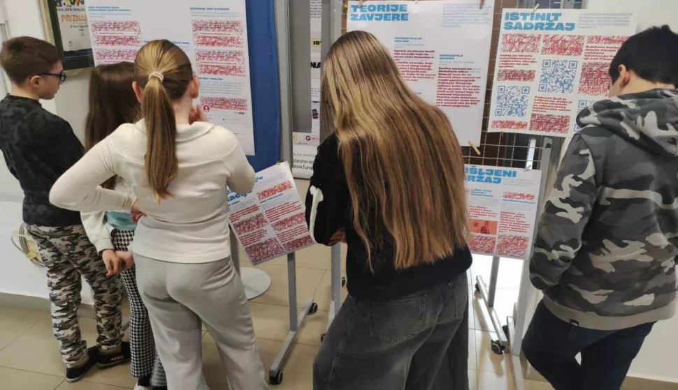 GUNJAU Osnovnoj školi "Antun i Stjepan Radić" ispred školske knjižnice postavljena je međunarodna izložba "Fakeless", posvećena medijskoj pismenosti. veljača 2025.