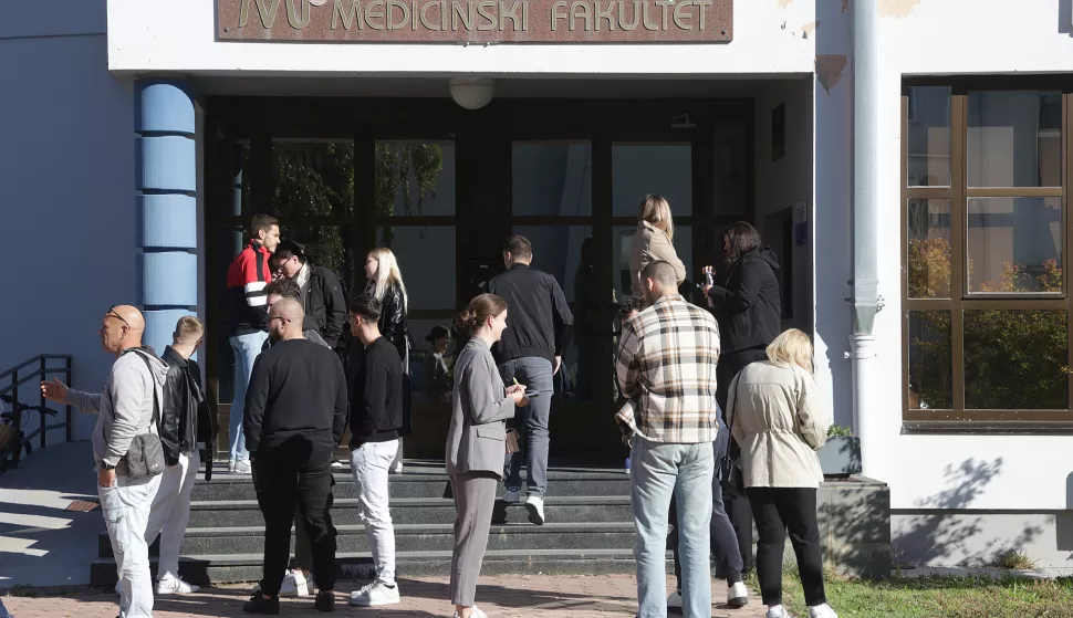 Osijek, 01. 10. 2024.,Medicinski fakultet u Osijeku, brucoši, studenti, student, studentica, početak akademske godine 24/25, obilazak fakulteta, reportažaSNIMIO BRUNO JOBST