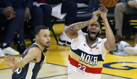 epa07291521 New Orleans Pelicans forward Anthony Davis (R) draws a foul by Golden State Warriors guard Stephen Curry (L) during the NBA match between the New Orleans Pelicans and the Golden State Warriors at Oracle Arena in Oakland, California, USA, 16 January 2019. EPA/JOHN G. MABANGLO SHUTTERSTOCK OUT