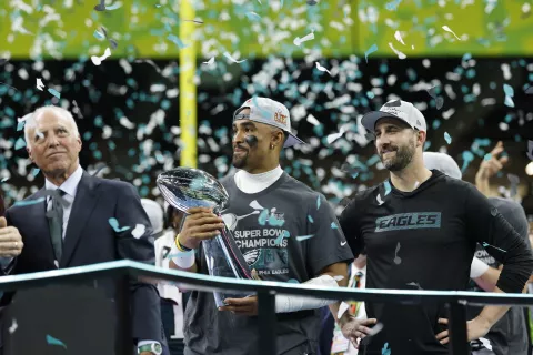 epa11885579 Philadelphia Eagles quarterback Jalen Hurts holds the Vince Lombardi Super Bowl LIX trophy next to head coach Nick Sirianni (R) and owner Jeffrey Lurie on after winning Super Bowl LIX against the Kansas City Chiefs at Caesars Superdome in New Orleans, Louisiana, USA, 09 February 2025. The Super Bowl is the annual championship game of the NFL between the AFC Champion and the NFC Champion and has been held every year since 1967. EPA/ERIK S. LESSER