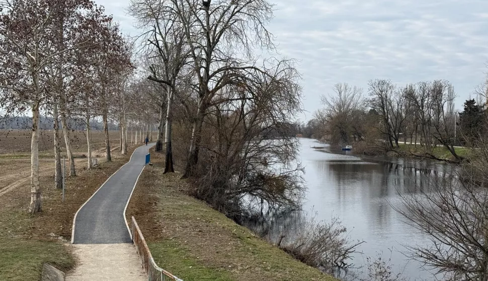 VINKOVCIRadovi na pješačkoj stazi, šetnici uz Bosut od naselja Kanovci do izletišta Sopot, privode se kraju 10. veljače 2025.