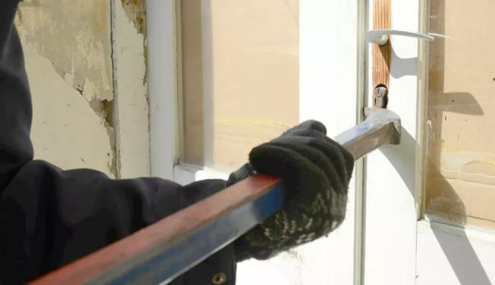 Osijek: 16.04.2014Provala vrata sa pajerom, ilustracija za crnu kroniku, obijanje, provala, razvaljivanjeSnimio: Josip eri