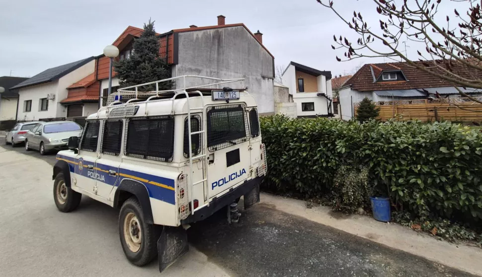 Vara?din, 11.2.2025.- Uskok i policija u utorak ujutro krenuli su u zajedni?ku akciju na podru?ju Vara?dinske ?upanije kojom je obuhva?eno vi?e osoba, me?u njima i saborska zastupnica Barbara Antoli? Vupora. Na slici policijsko vozilo ispred ku?e Barbare Antoli? Vupore. foto HINA/ Sini?a KALAJD?IJA/ ua