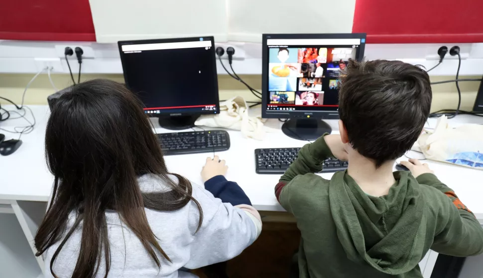 Zagreb: Predstavljena platforma SINI za sigurnost djece i mladih na internetu 05.02.2019., Zagreb - OS Izidora Krsnjavog. U povodu obiljezavanja Dana sigurnijeg interneta odrzana je konferencija na kojoj je predstavljena jedinstvena platforma SINI sa sadrzajima i certifikatima vezanima uz sigurnost djece i mladih na internetu. Na konferenciji su sudjelovali ucenici, nastavnici, predstavnici Centra za nestalu i zlostavljanu djecu iz Osijeka (CNZD), predstavnici A1 Hrvatska, Hrvatskog Telekoma, Tele2 i HAKOM-a. Na konferenciji su govorili: Miran Gosta iz HAKOM-a, Nina Isek Medjugorac iz Hrvatskog Telekoma, Sonja Miocic iz Tele2, Marina Rizman Matic iz A1 Hrvatska, Tomislav Ramljak iz Centra za nestalu i zlostavljanu djecu. Photo: Sanjin Strukic/PIXSELL