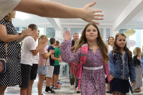 Osijek, 09. 09. 2024, Osnovna škola Antuna Mihanovića, Gundulićeva. Prvi dan škole, doček i priredba za prvašćiće, Gradonačelnik Ivan Radić, nastavni paketi za sve učenike osnovnih škola..snimio GOJKO MITIĆ
