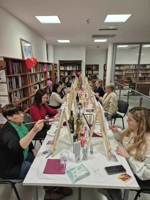 GUNJAU Narodnoj knjižnici i čitaonici Gunja održana je treća "Wine & Paint" radionicaveljača 2025.