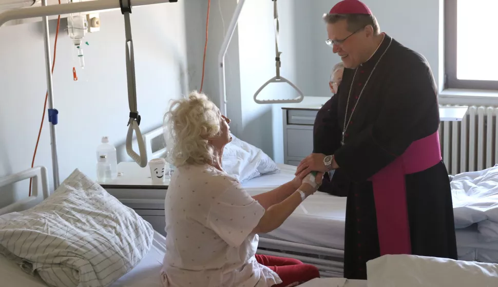 Osijek, 11. 02. 2025, KBC Osijek, ravnateljsktvo i Zavod za abdominalnu kirurgiju na Svejtski dan bolesnika posjetio je nadbiskup Đuro Hranić.snimio GOJKO MITIĆ