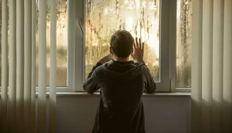 dječak s leđa pogled prozor tuga depresija usamljenost ilustracija freepik