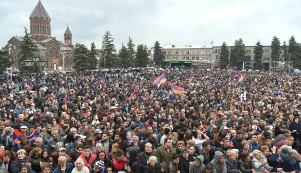 epa06697377 Supporters of Armenian opposition leader and parliament member Nikol Pashinyan attend a rally in the country's second largest city of Gyumri in Shirak Province in the north of Armenia, 27 April 2018. Opposition supporters demand that the acting prime minister, a representative of the ruling Republican Party of Armenia, will be replaced by a people's candidate before early parliamentary elections take place. EPA/HAYK BAGHDASARYAN