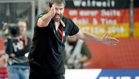 Slovenia's coach Veselin Vujovic gives instructions during the European Men's Handball Championship match between Slovenia and the Czech Republic in the Varazdin Arena in Varazdin, Croatia, 24 January 2018. Photo: Monika Skolimowska/dpa-Zentralbild/dpa /DPA/PIXSELL------dva stupca color sport