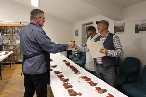 Osijek, 15. 02. 2025, Zeleno polje, Olimpija, izbor najbolje kobasice i kulenove seke - Donjogradska kobasijada. Žiri, ....Vladimir Margeta, i Goran Kušec.sniio GOKJKO MITIĆ