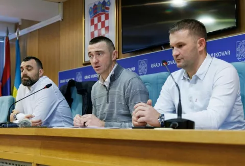 Direktor Tehnostana Ivan KrajnovićGradonačelnik Vukovara Ivan PenavaPročelnik Dražen Čulig