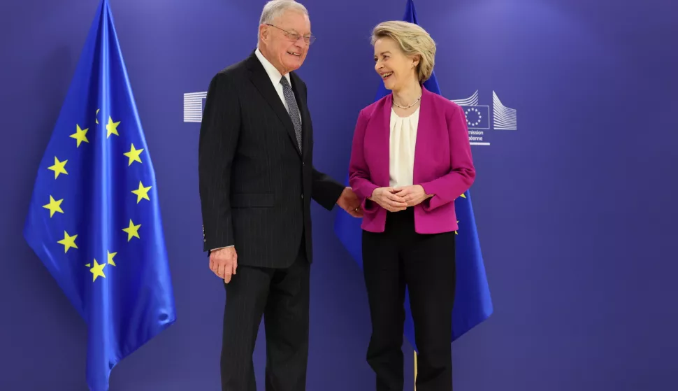 epa11903982 European Commission President Ursula von der Leyen (R) welcomes US Special Envoy for Ukraine and Russia, General Keith Kellogg (L) prior to their meeting at the Commission's headquarters in Brussels, Belgium, 18 February 2025. EPA/OLIVIER HOSLET
