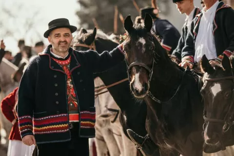 Gradonačelnik Damir Juzbašić dočekao je pokladne jahače, veljača 2024.foto: Foto-Video "Focus" Županja