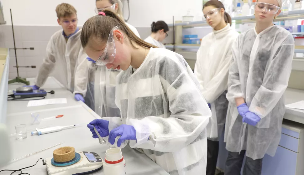 Osijek, 21. 02. 2025., PTFOS, škola kemije, učenici, vježbe, kemijaSNIMIO BRUNO JOBST