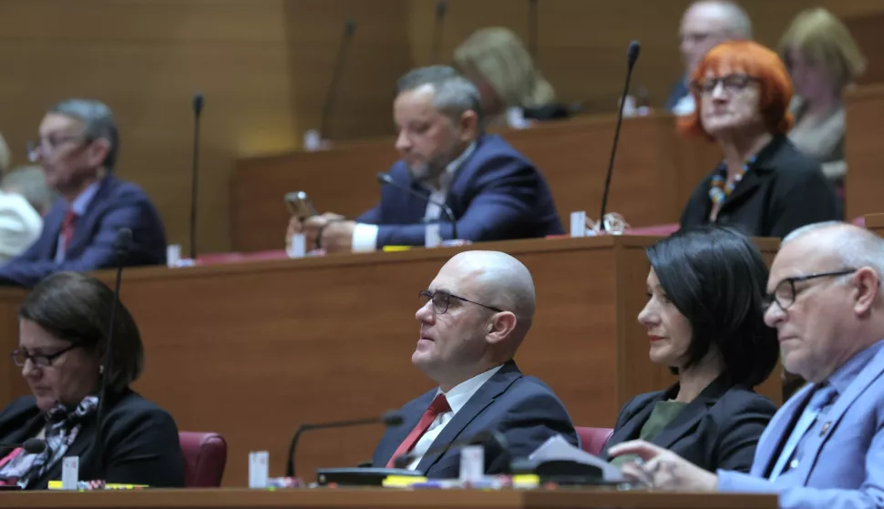Zagreb.21.2.2025.&nbsp;Zastupnici Hrvatskog sabora pripremaju se za glasovanje.Na slici Josip Dabro,Dubravka Lipovac Pehar i Tomislav Josić.foto HINA/ Tomislav Pavlek/ tp