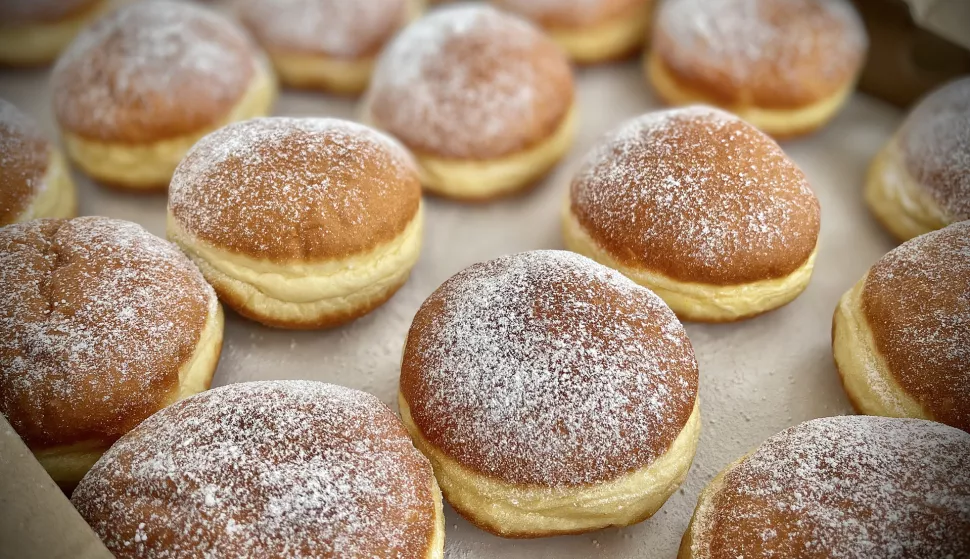 Osijek, 18. 02. 2023, Djecje kazaliste, humanitarna prodaja krofni, Lions club Osijek, ilustracijaSNIMIO BRUNO JOBST