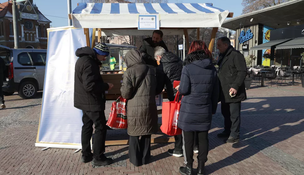 Osijek, 21. 02. 2025., Dječje kazalište Branka Mihaljevića, prodaja krofni u humanitarne svrhe, za Udrugu CenacoloSNIMIO BRUNO JOBST