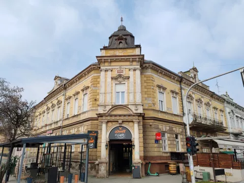 Kuća Frank na uglu Radićeve i Ulice Hrvatske RepublikeGrgur VremeplovacOsijek, 23. veljače 2025.Snimio: Grgur Marko Ivanković