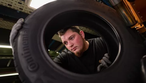 Trži&scaron;te guma za putnička vozila i kombije u Hrvatskoj u 2020. godini smanjilo se za 14,7 posto u odnosu na 2019. godinuProdaja ljetnih guma pala je za 11,5 posto, zimskih guma za 19,6 posto, ali ne&scaron;to ipak "kvari" negativni pad. Guma za "sve sezone" prodaju se "nikad bolje" i potražnja za njima povećala se za 10,5 posto.FOTO: CONTINENTALUsporede li se rezultati prodaje u Hrvatskoj s drugim zemljama u regiji, može se primijetiti da je trend pada prisutan i u Srbiji i Sloveniji, gdje je pad trži&scaron;tu iznosi 16 posto, odnosno 20,2 posto u odnosu na 2019. godini.FOTO: CONTINENTALSilazni trend utjecao je i na cijelu Europsku uniju, gdje je prodaja guma pala za 12,1 posto. Promatra li se po kategorijama, u EU se potražnja za ljetnim gumama smanjila 12,1 posto, za zimskim 18,5 posto, ali trži&scaron;te "all season" guma povećalo se za 6,7 posto.