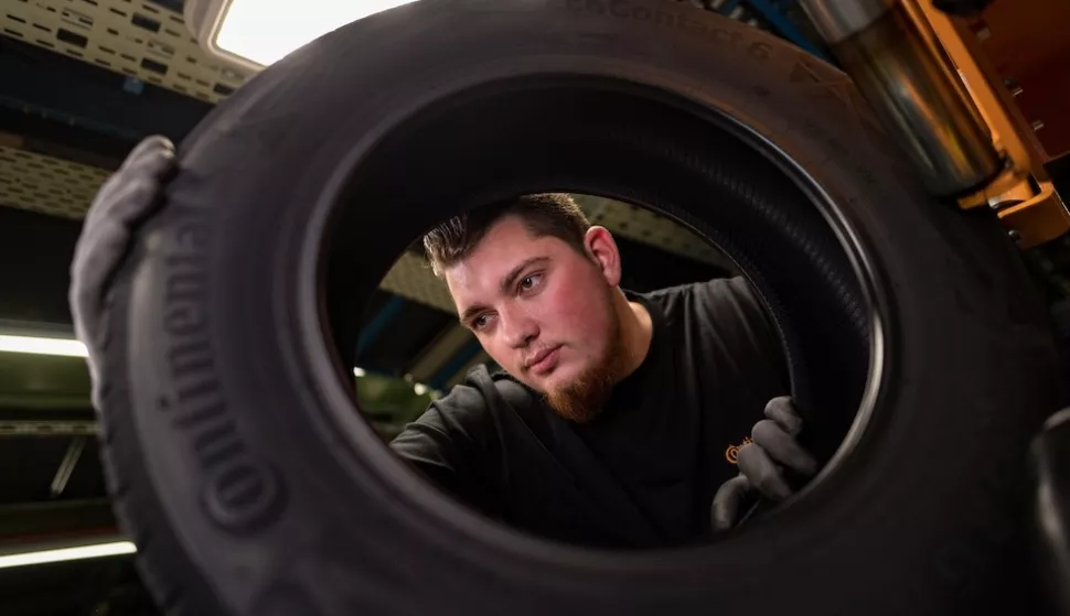 Trži&scaron;te guma za putnička vozila i kombije u Hrvatskoj u 2020. godini smanjilo se za 14,7 posto u odnosu na 2019. godinuProdaja ljetnih guma pala je za 11,5 posto, zimskih guma za 19,6 posto, ali ne&scaron;to ipak "kvari" negativni pad. Guma za "sve sezone" prodaju se "nikad bolje" i potražnja za njima povećala se za 10,5 posto.FOTO: CONTINENTALUsporede li se rezultati prodaje u Hrvatskoj s drugim zemljama u regiji, može se primijetiti da je trend pada prisutan i u Srbiji i Sloveniji, gdje je pad trži&scaron;tu iznosi 16 posto, odnosno 20,2 posto u odnosu na 2019. godini.FOTO: CONTINENTALSilazni trend utjecao je i na cijelu Europsku uniju, gdje je prodaja guma pala za 12,1 posto. Promatra li se po kategorijama, u EU se potražnja za ljetnim gumama smanjila 12,1 posto, za zimskim 18,5 posto, ali trži&scaron;te "all season" guma povećalo se za 6,7 posto.