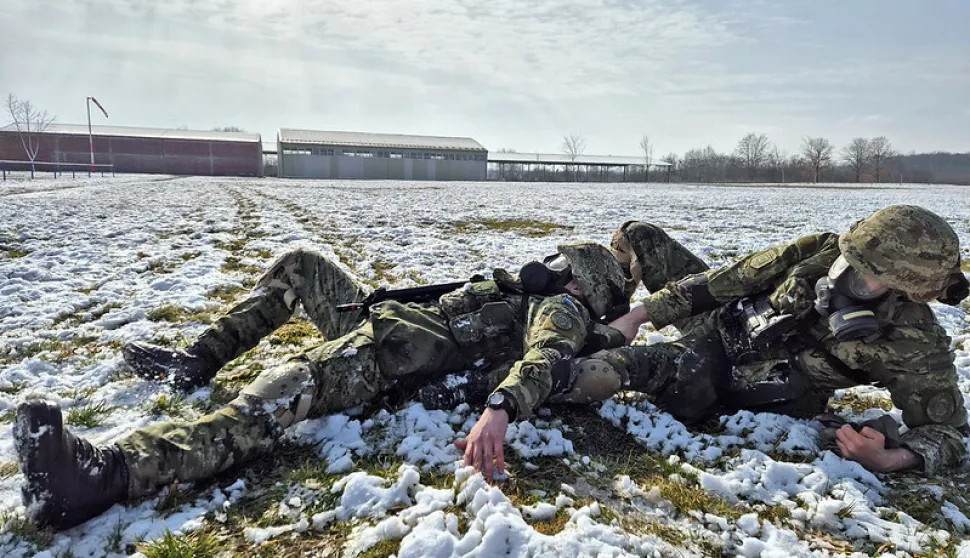 Kadeti Hrvatskog vojnog učilišta "Dr. Franjo Tuđman" sudjelovali su tijekom veljače 2025. na zimskim kampovima na vojnom poligonu "Gašinci", u vojarni "Josip Jović" u Udbini i na vojnom vježbalištu "Gakovo", tijekom kojih su u praksi uvježbavali teorijsko znanje vojne obuke, priopćuju iz Ministarstva obrane RH.veljača 2025.