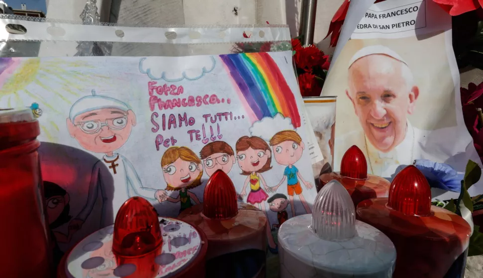 epa11918417 A drawing and a picture of Pope Francis are placed under the statue of Pope John Paul II outside the Agostino Gemelli Hospital, where Pope Francis is currently hospitalized, in Rome, Italy, 23 February 2025. The pope continues his treatments for bilateral pneumonia after being admitted to the hospital on 14 February due to a respiratory tract infection. EPA/GIUSEPPE LAMI