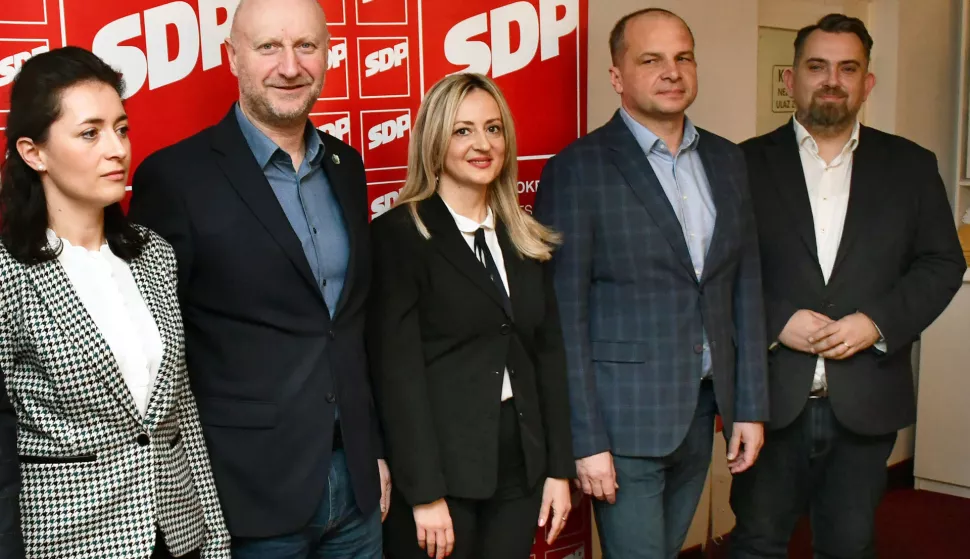 Požega, 25.02.2025. - Na SDP-ovoj konferenciji za medije Martina Vlašić Iljkić predstavljena je kao kandidatkina za županicu Požeško-slavonske županije. Konferenciji je prisustvovao i predsjednik SDP-a Hrvatske Siniša Hajdaš Dončić. Na fotografiji Ivana Ribarić Majanović, Željko Kolar, Martina Vlašić Iljkić, Siniša Hajdaš Dončić, Tomislav Golubić. foto HINA/ tm 