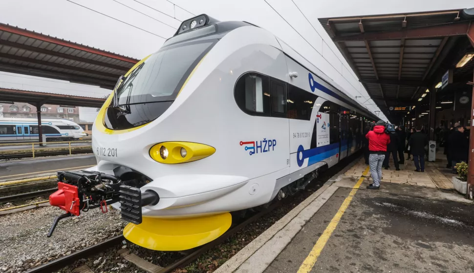 Zagreb, 21.12.2022. - HŽ Putnički prijevoz organizirao je prvu vožnju novog elektromotornog vlaka za gradsko-prigradski prijevoz proizvedenog u sklopu projekta Obnova voznog parka HŽ Putničkog prijevoza novim elektromotornim vlakovima.foto HINA/ Edvard ŠUŠAK/ es