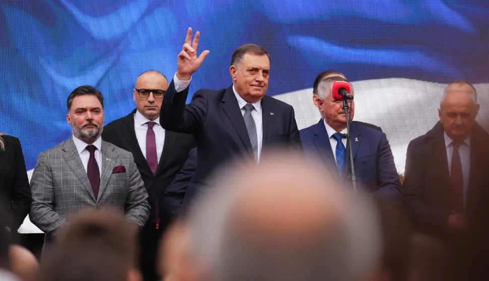 epa11925757 President of Republika Srpska Milorad Dodik (C) waves to supporters in Banja Luka, Bosnia and Herzegovina, 26 February 2025. Dodik has been sentenced to one year in prison and barred from public office for six years in a first-instance verdict for disobeying the decisions of Bosnia and Herzegovina's international envoy, High Representative Christian Schmidt. EPA/NIDAL SALJIC