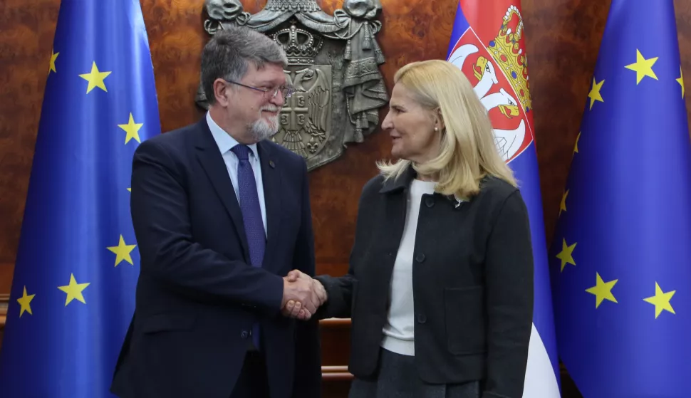 Beograd, 24.02.2025. - Izvjestitelj Europskog parlamenta za Srbiju Tonino Picula započeo je u ponedjeljak posjet Beogradu gdje će u iduća dva dana razgovarati s državnim dužnosnicima, te predstavnicima oporbenih stranaka, poslovne zajednice, nevladinog sektora i medija, a izvjesno je da se neće sastati s predsjednikom Srbije. Na fotografiji Tonino Picula, Tanja Miščević. foto HINA/ FoNet/ Milica Vučković/ tm