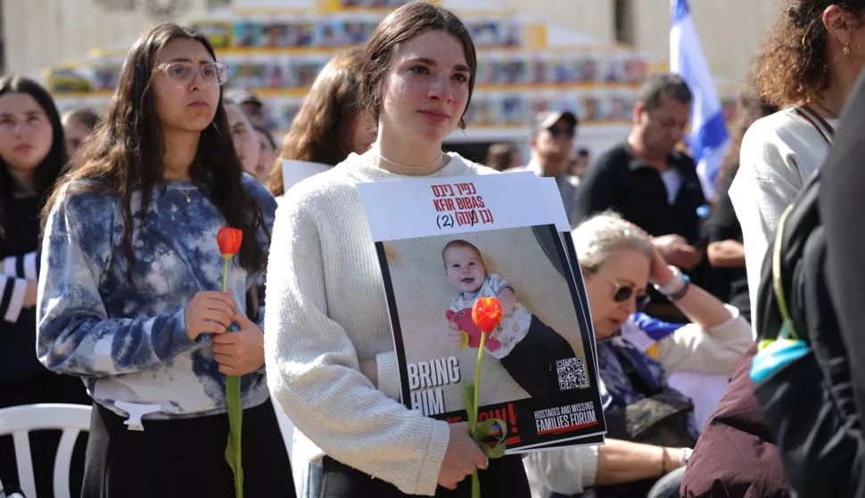 epa11925327 People gather at Hostages Square to watch a live stream of the funeral of the Bibas family, in Tel Aviv, Israel, 26 February 2025. The bodies of four Israeli hostages, including those of Shiri Bibas and her young sons Ariel and Kfir, were returned to Israel on 20 February as part of the ongoing Gaza ceasefire deal between Israel and Hamas. Thousands of people escorted a convoy carrying the family's coffins for the burial ceremony to take place on the Israeli-Gaza border. EPA/ABIR SULTAN