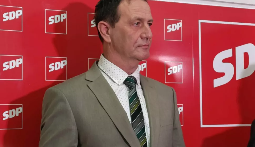 Varaždin, 26.2.2025. - Gradonačelnik Varaždina Neven Bosilj i kandidat SDP-a za župana Varaždinske županije Bruno Ister mi&scaron;ljenja su da ubuduće Grad i Županija trebaju bolje surađivati na izdavanju dozvola za gospodarenje otpadom. Smatraju da bi se na taj način spriječile situacije odlaganja većih količina otpada, posebice ako se radi o lokacijama u naseljenim dijelovima grada. Na fotografiji Neven Bosilj. foto HINA/ Sini&scaron;a KALAJDŽIJA/ ml