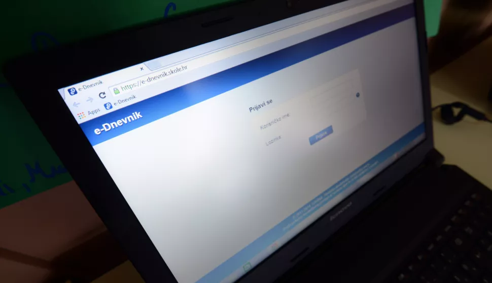 30.09.2014., Varazdin, U II. osnovnoj skoli obiljezen je pocetak primjene E-dnevnika pa ce tako od sutra Varazdin postati prvi grad u Hrvatskoj u kojem ce razredne knjige postati proslost.rPhoto: Marko Jurinec/PIXSELL