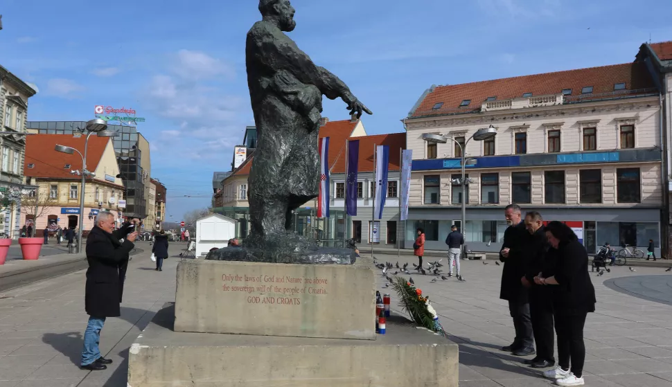 Osijek, 28. 02. 2025, Trg Ante Starčevića, HSP - vijenci u povodu obljetnice smrti Oca Domovine.snimio GOJKO MITIĆ