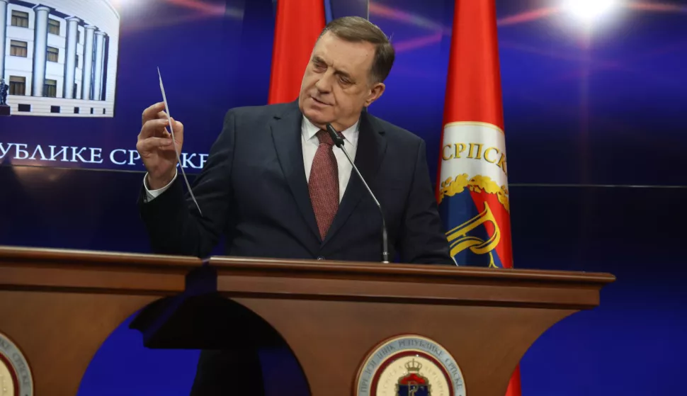 Banja Luka, 27.2.2025. - ?elnik u BiH Milorad Dodik pozvao je na usvajanje zakona kojim bi se osporile dr?avne institucije na teritoriju entiteta. Obra?aju?i se zastupnicima Narodne skup?tine Republike Srpske, Dodik je pojasnio da se entitetskim zakonom prakti?no onemogu?ava rad dr?avnih pravosudnih i sigurnosnih institucija na njezinome tlu. foto HINA/ TANJUG/ FOTO SRNA/ Borislav Zdrinja/ ua